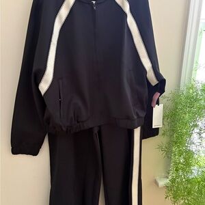 NWT
Mondetta black Performance Luxury Athletic Wear set. 🖤🩶